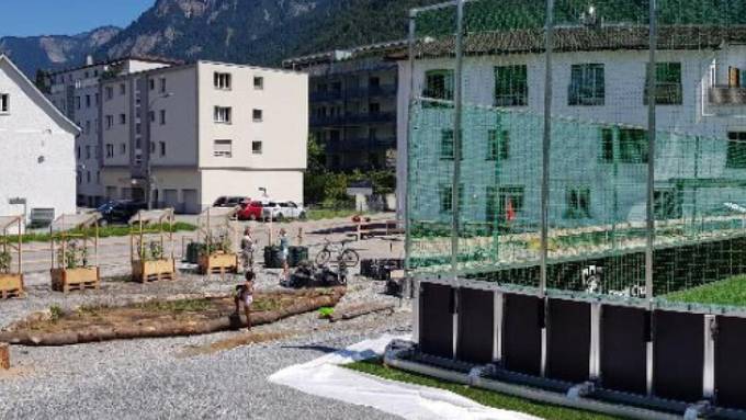 Urban Gardening und mobiles Spielfeld auf Baubrache in Chur