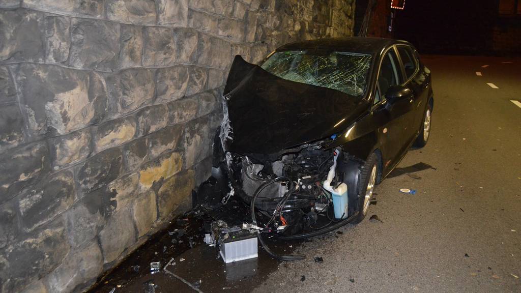 Das Auto prallte  in Herisau. gegen die Tunnelwand.