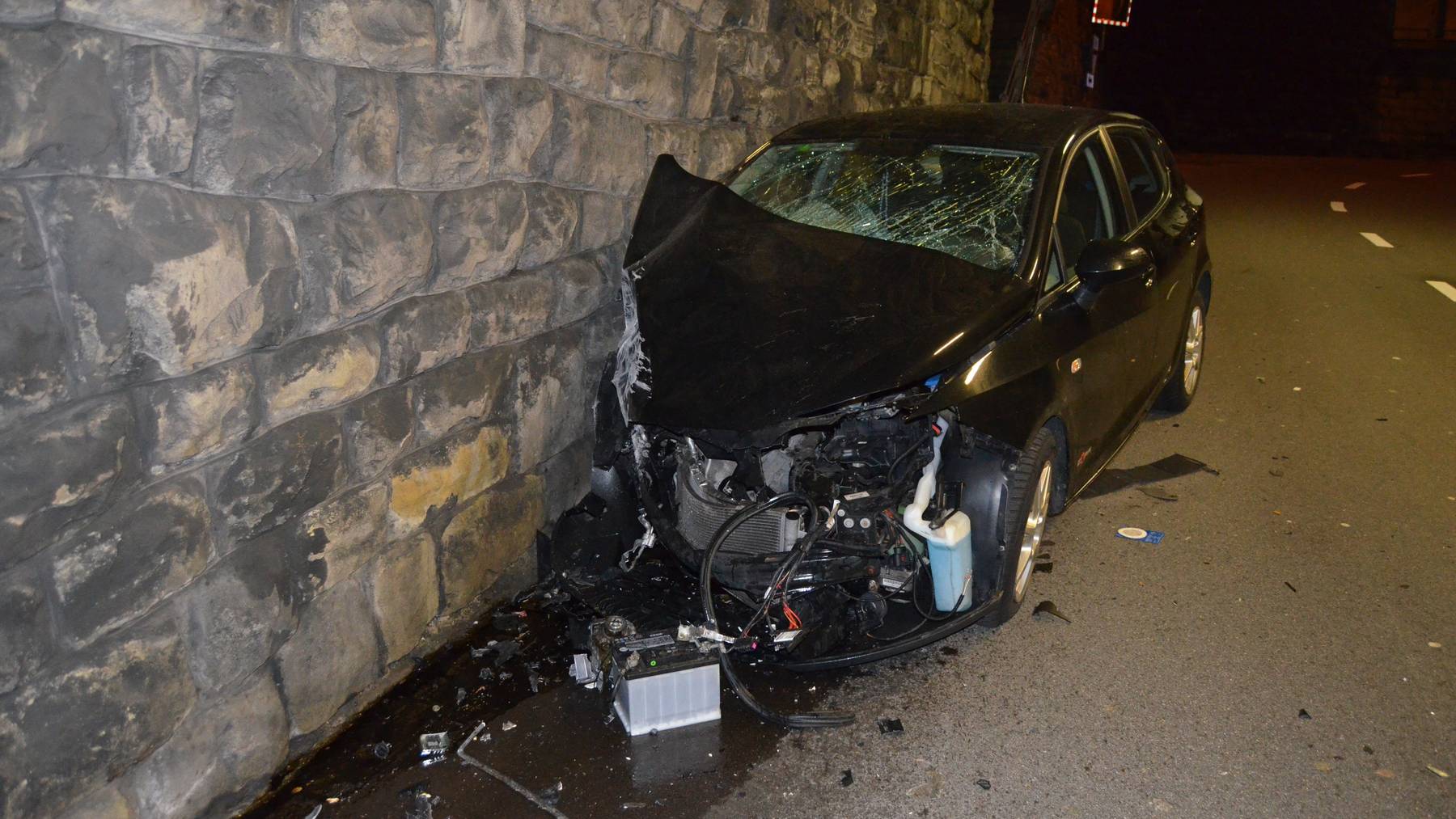 Das Auto prallte  in Herisau. gegen die Tunnelwand.