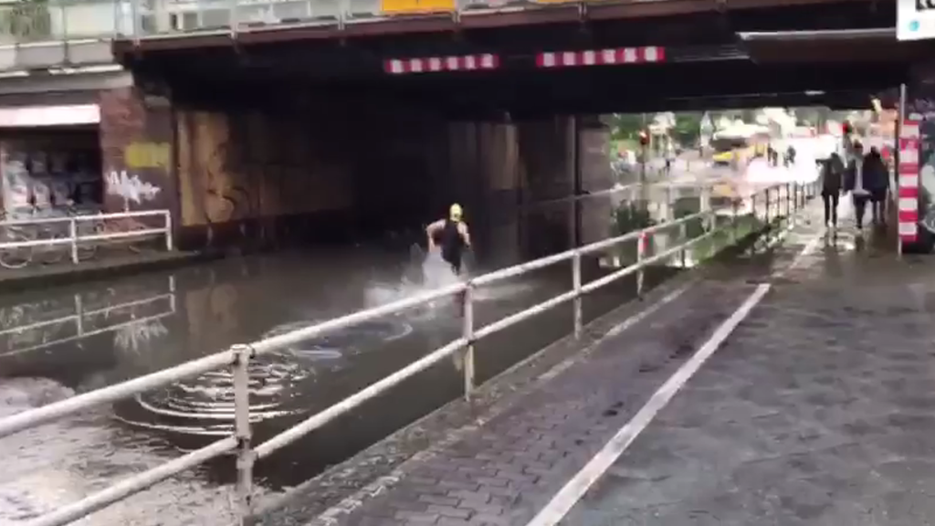 In Berlin hat es so stark geregnet, dass man unter einer Brücke schwimmen gehen kann.