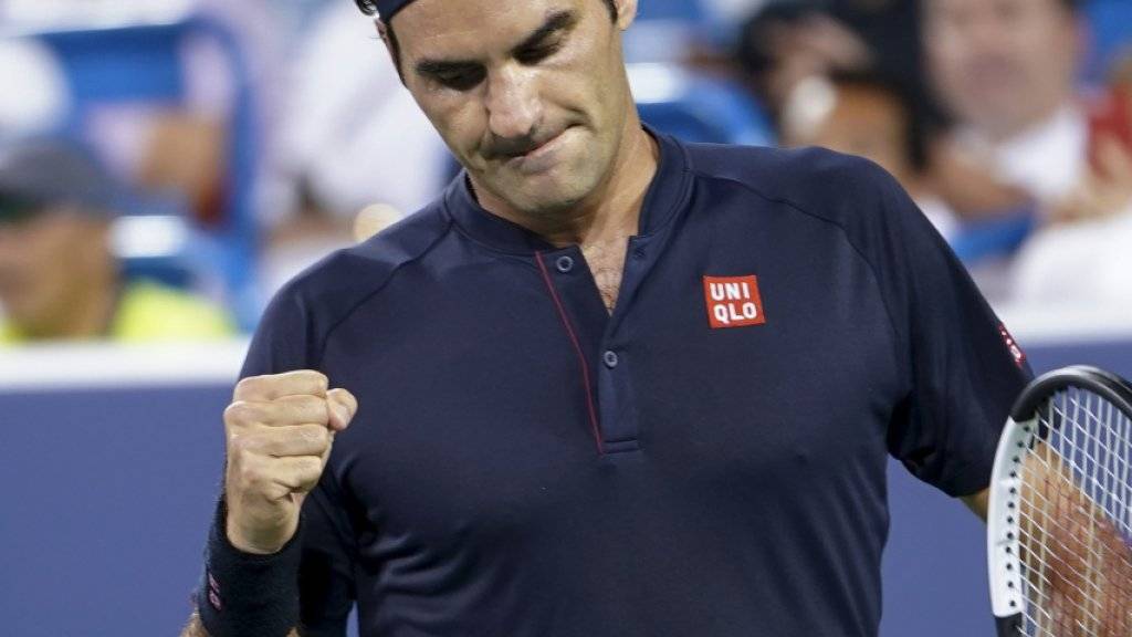 Roger Federer rang nach einem langen Tag kurz vor Mitternacht in einem spektakulären Thriller Stan Wawrinka nieder