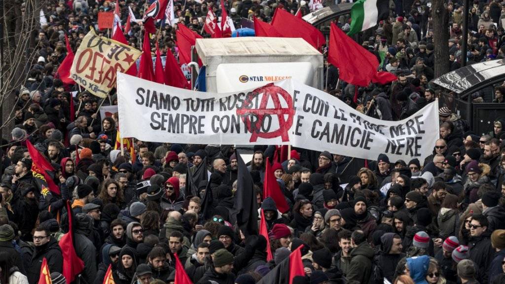 Nach dem Angriff auf mehrere Migranten in Macerata demonstrierten in der Stadt zahlreiche Menschen gegen Rassismus.
