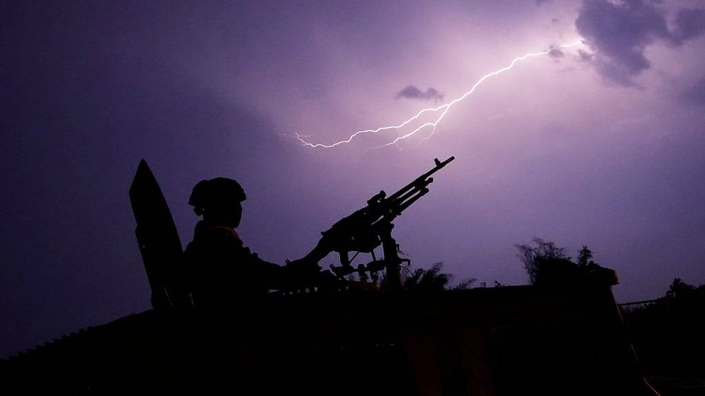 ARCHIV - Die thailändische Armee ist am thailändisch-myanmarischen Grenzfluss Moei seit Tagen im Einsatz. Foto: Sakchai Lalit/AP/dpa