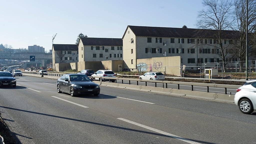 Lärmbelastete Wohnbauten an der Autobahn A1 in Zürich-Schwamendingen im Februar 2019. (Archivbild)