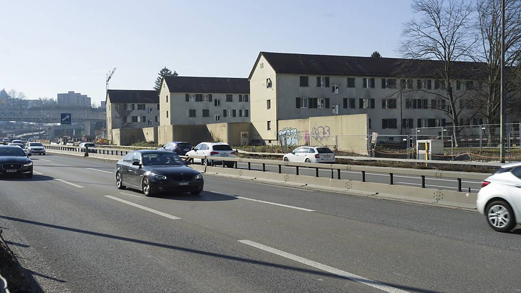 Lärmbelastete Wohnbauten an der Autobahn A1 in Zürich-Schwamendingen im Februar 2019. (Archivbild)