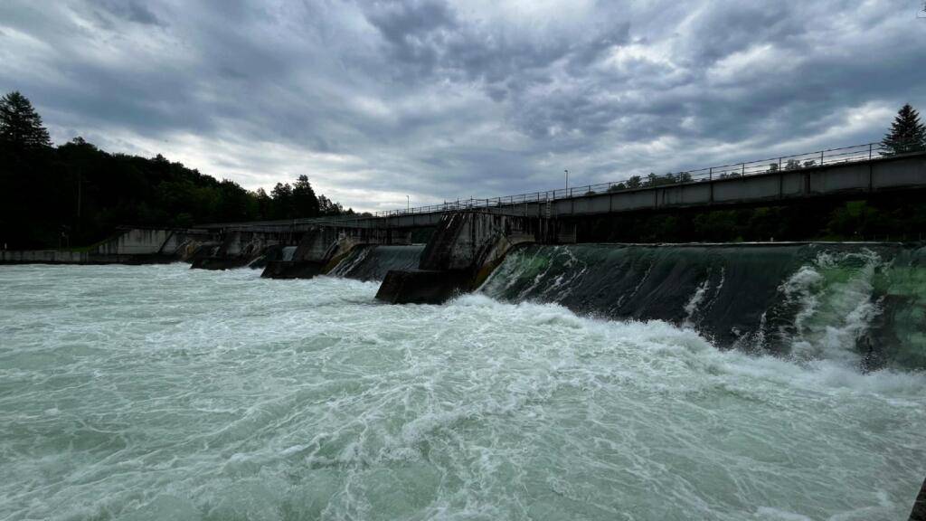 Ein Schlauchboot mit zwei Personen wurde am Dienstagabend über das Wehr Rheinau gespült. Ein 37-Jähriger wird seither vermisst.