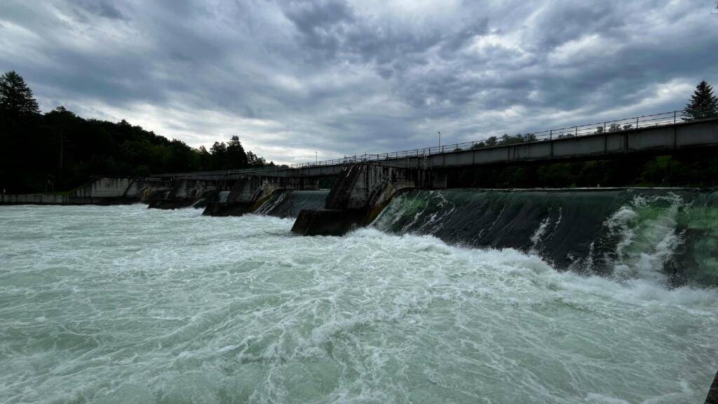 Ein Schlauchboot mit zwei Personen wurde am Dienstagabend über das Wehr Rheinau gespült. Ein 37-Jähriger wird seither vermisst.