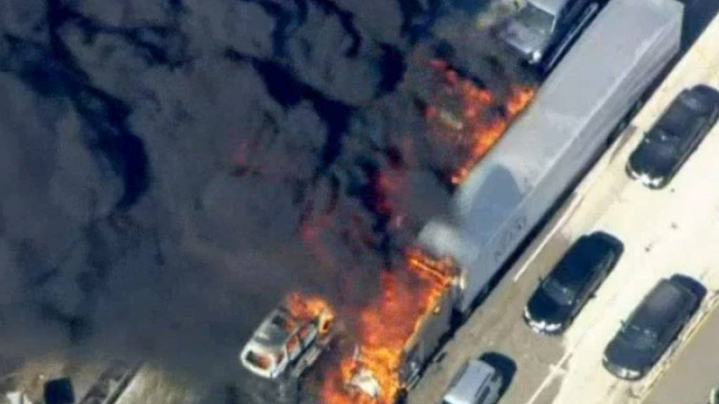 Es brennt auf der Autobahn bei Hesperia in Kalifornien.