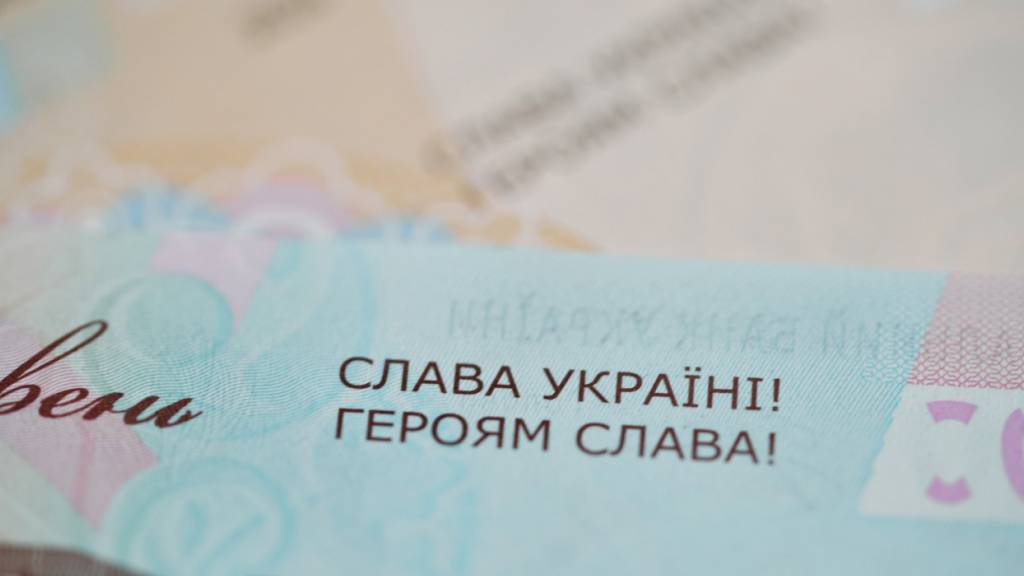 HANDOUT - Die von der ukrainischen Zentralbank herausgegebene Banknote mit dem ukrainischen Schriftzug «Ruhm der Ukraine! Den Helden Ruhm!». Foto: Zentralbank der Ukraine/dpa - ACHTUNG: Nur zur redaktionellen Verwendung und nur mit vollständiger Nennung des vorstehenden Credits