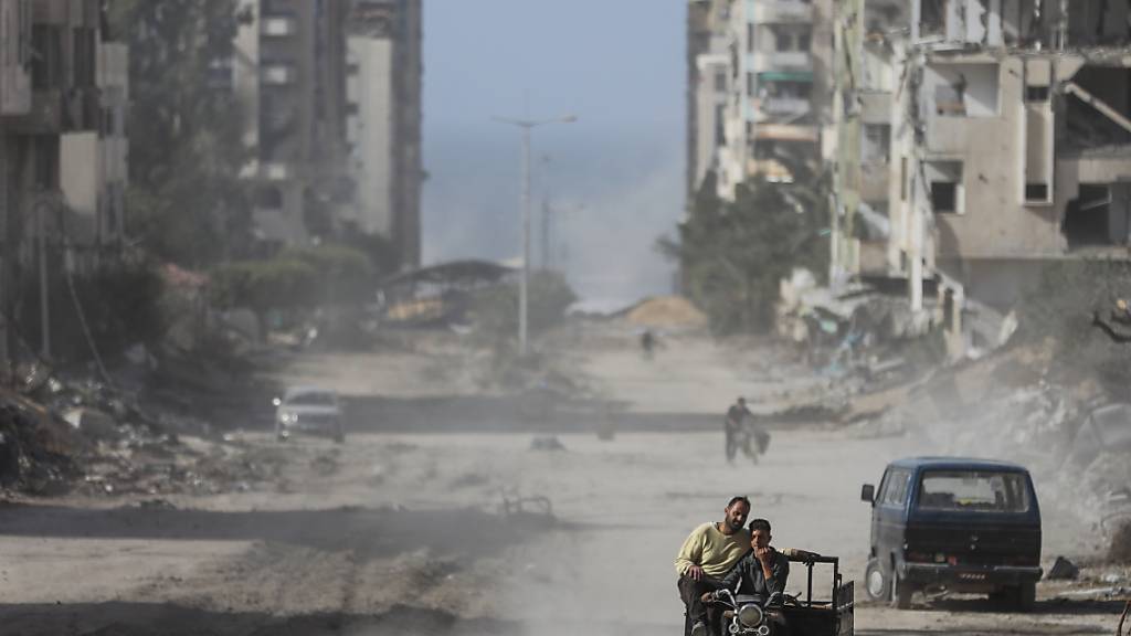 Palästinenser fahren am dritten Tag eines vorübergehenden Waffenstillstands zwischen der Hamas und Israel durch Gaza-Stadt. Foto: Mohammed Hajjar/AP/dpa