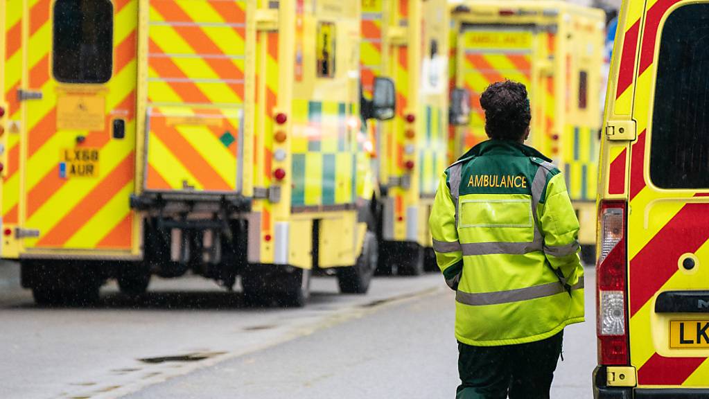 Eine Rettungssanitäterin geht an einer Reihe Krankenwagen vor einem Krankenhaus in London vorbei. Foto: Dominic Lipinski/PA Wire/dpa