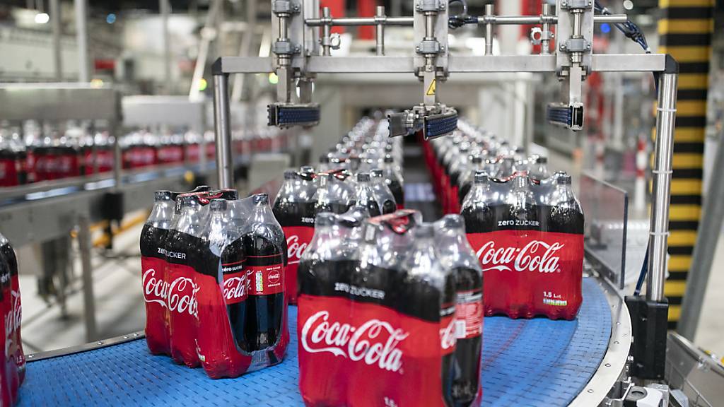 Der Getränkekonzern Coca Cola baut in der Schweiz bis zu 120 der insgesamt rund 650 Stellen ab. Der Umbau des Geschäfts und die mit Blick auf die Corona-Pandemie unsichere Marktlage sind Gründe dafür.(Archivbild)
