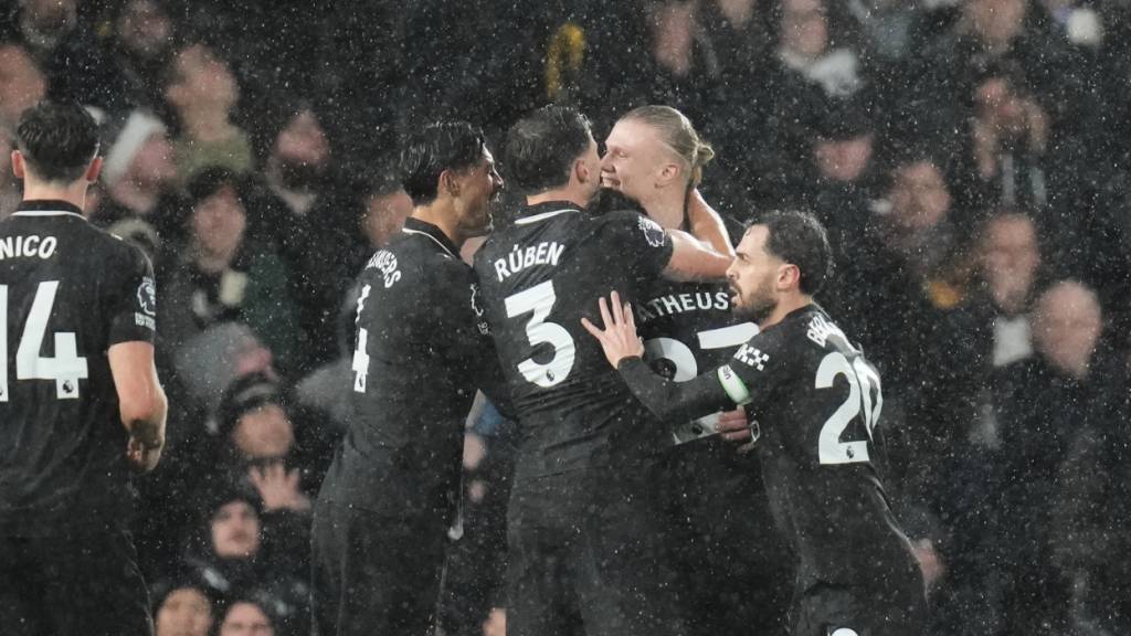 Erling Haaland erhält die Gratulationen von seinen Teamkollegen nach seinem 100. Meisterschaftstor für Manchester City