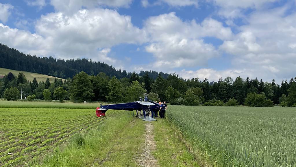 In der Berner Gemeinde Rüderswil im Emmental hat sich am Montagmittag ein Kleinflugzeug bei einer Notlandung überschlagen.