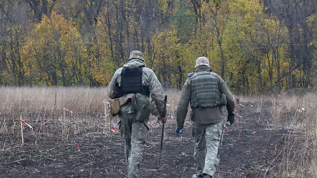 Soldaten der Kampfmittelabwehr (Explosive Ordnance Disposal, EOD) einer konsolidierten Einheit des Sprengstoffdienstes der Ukraine führen Entminungsarbeiten in der Region Charkiw im Nordosten der Ukraine durch. Foto: -/Ukrinform/dpa