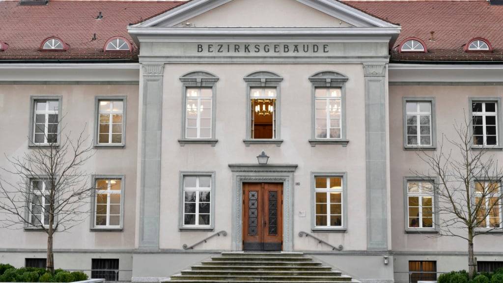 Ein 40-Jähriger muss sich am Mittwoch vor dem Bezirksgericht Bülach wegen Mordes an seiner Ex-Frau verantworten. (Symbolbild)