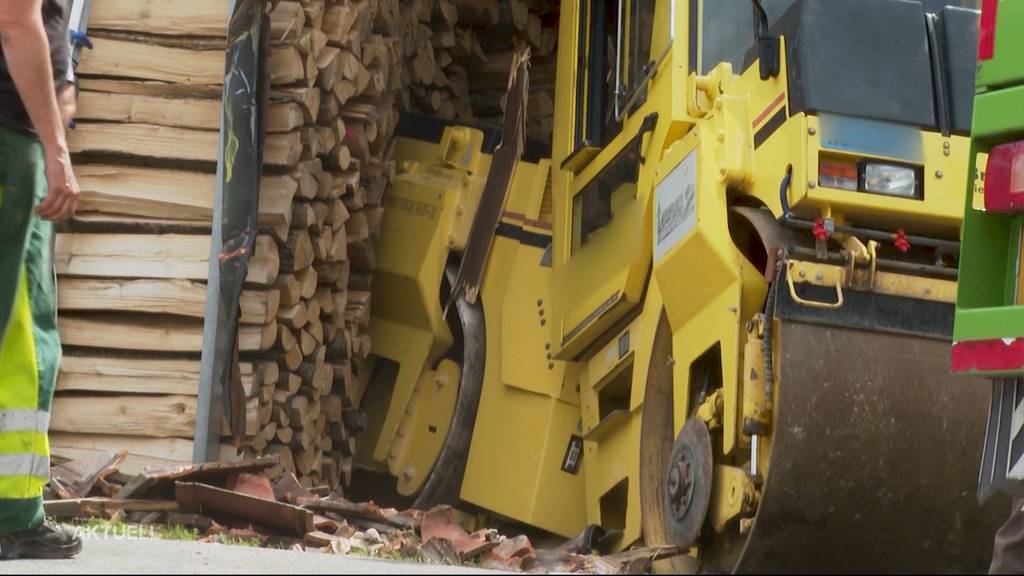 Glück im Unglück: In Oberwil-Lieli rollt eine Walze unkontrolliert in ein Haus