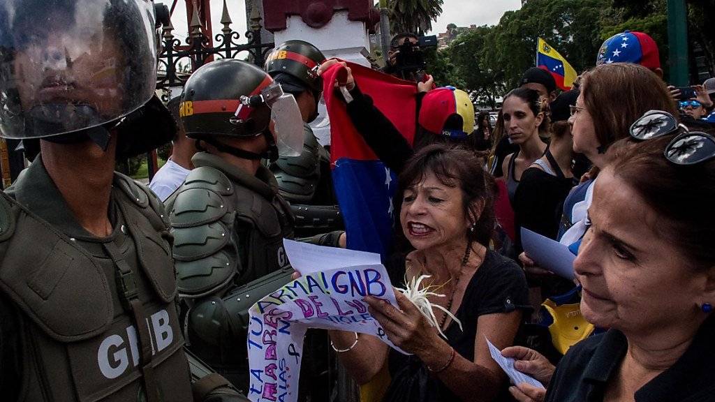Opposition in Venezuela fordert das Militär zum Dialog auf und Frauen bitten Armeeangehörige in Caracas gleichzeitig um Gewaltverzicht.