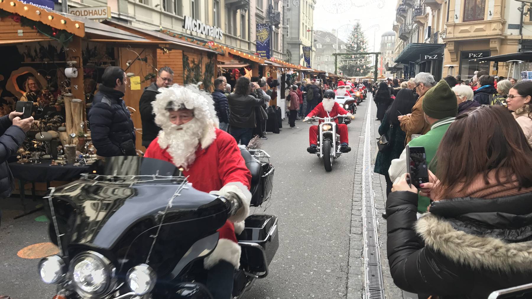 Samiichläuse auf schweren Töffs fuhren am Wochenende auf dem Bieler Weihnachtsmarkt ein.