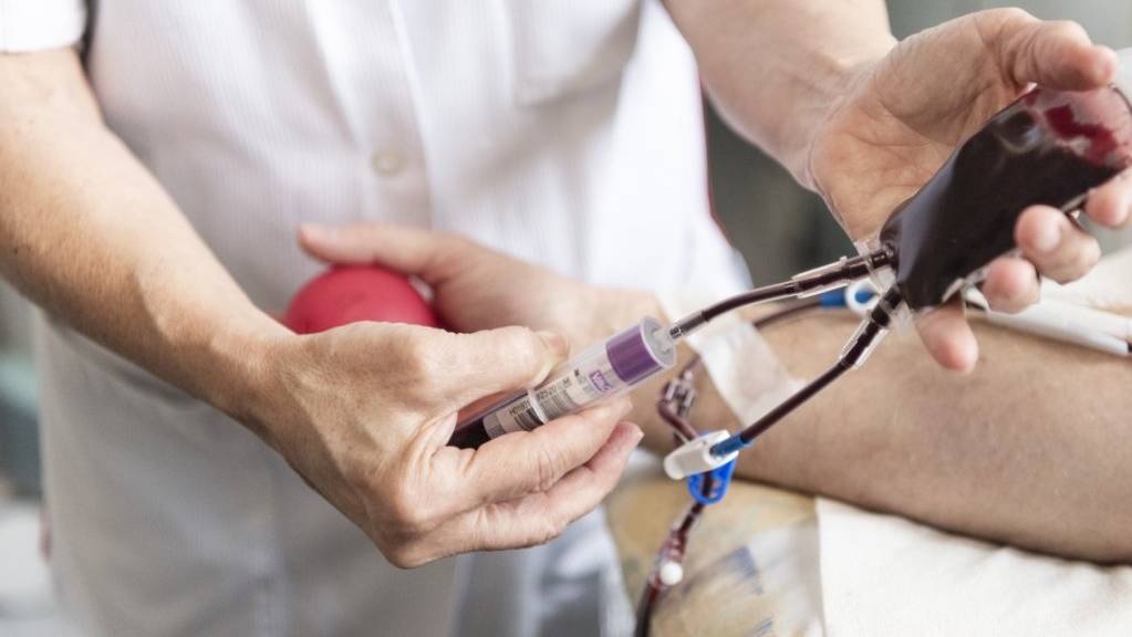 Blutspenden werden in der Schweiz ab Herbst neu auch auf Hepatitis E untersucht. (Archivbild)