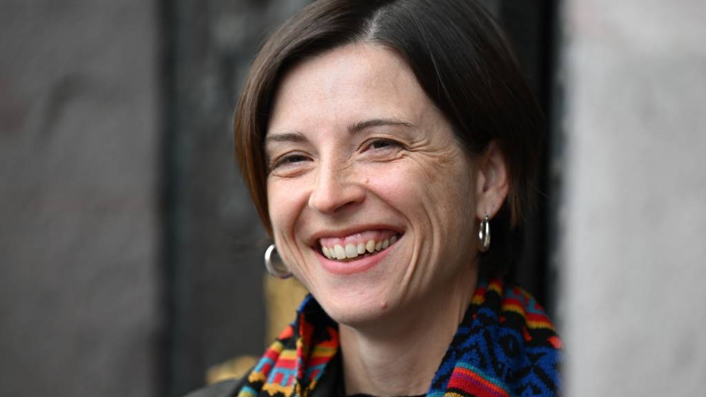 Die Schweizer Autorin Dorothee Elmiger («Die Holländerinnen») kommt zur Verleihung des Deutschen Buchpreises 2025 in den Römer. Foto: Arne Dedert/dpa