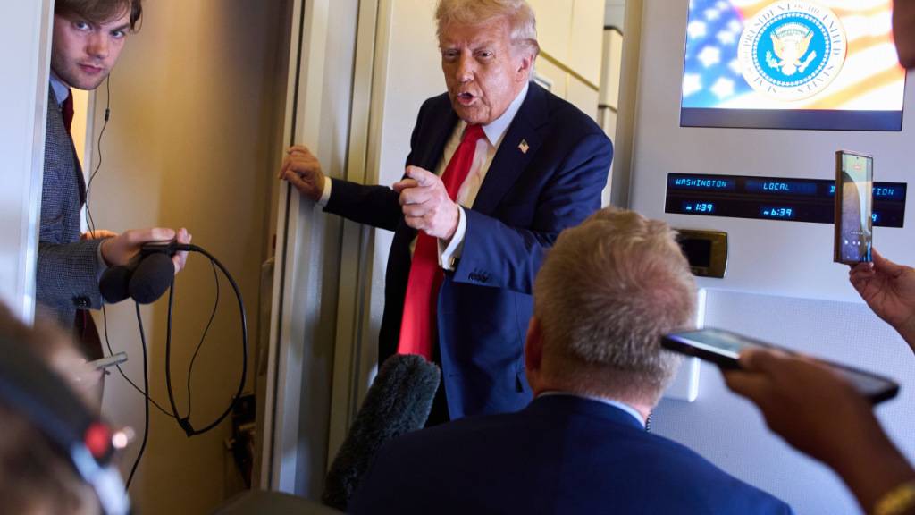 US-Präsident Donald Trump spricht mit Reportern nach seinem Abflug aus dem Vereinigten Königreich an Bord der Air Force One. Foto: Evan Vucci/AP/dpa