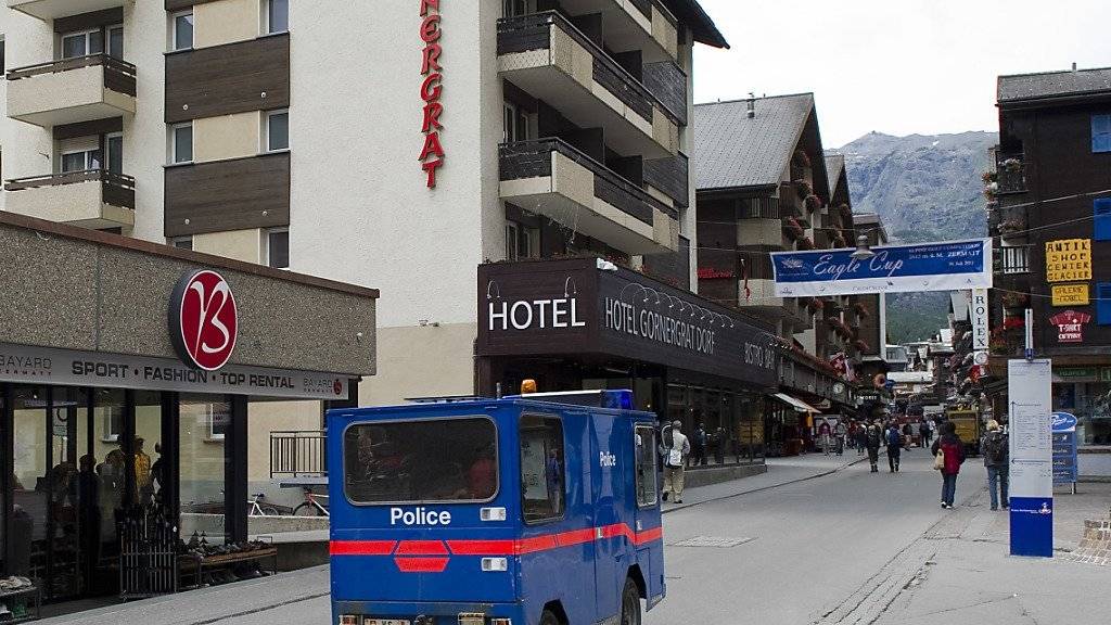 Ein elektrisches Polizeifahrzeug verkehrt in Zermatt, das für den privaten Autoverkehr gesperrt ist. (Symbolbild)