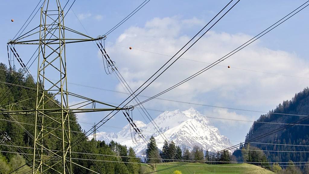 Stromleitungen bei Sils im Domleschg in Graubünden. Repower gibt gesunkene Netzkosten in Form einer Preissenkung an die Kunden weiter. (Archibbild)