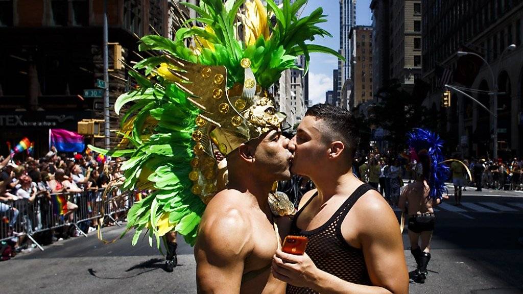 Innig auf der Fifth Avenue: Zehntausende marschieren an der Gay Pride Parade in New York.