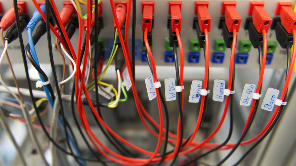 Pläne für die Überwachung des Fernmeldeverkehrs sind in der Vernehmlassung durchgefallen. Der Bundesrat geht deshalb bei der Reform über die Bücher. (Themenbild)