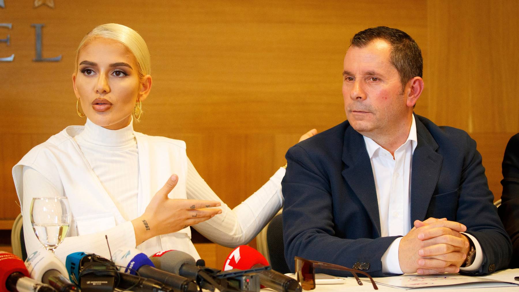 «Das Geld wurde mir freiwillig gegeben»: Rapperin Loredana mit ihrem Anwalt Tome Gashi im Mai bei einer Pressekonferenz in Pristina.