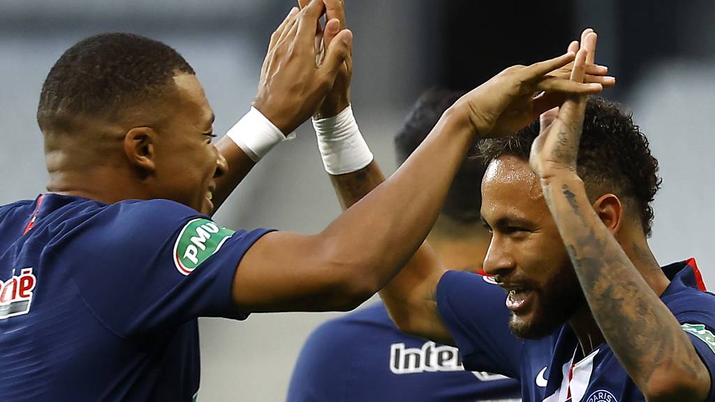 Kylian Mbappé (links) und Torschütze Neymar freuen sich nach dem einzigen Tor im französischen Cupfinal