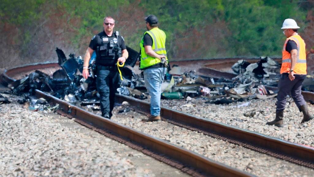 Einsatzkräfte arbeiten an der Unfallstelle in Boca Raton. Foto: Mike Stocker/South Florida Sun-Sentinel/AP/dpa - ACHTUNG: Nur zur redaktionellen Verwendung und nur mit vollständiger Nennung des vorstehenden Credits