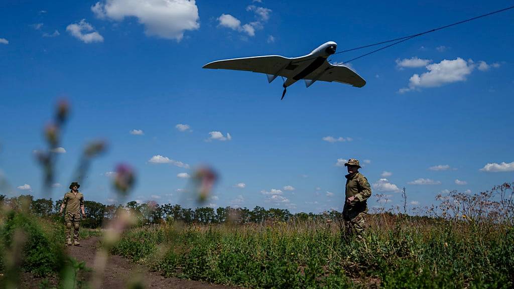 ARCHIV - Ukrainische Soldaten der Aufklärungseinheit Ochi starten eine Furia-Drohne, um russische Stellungen an der Frontlinie zu überfliegen. Foto: Evgeniy Maloletka/AP/dpa