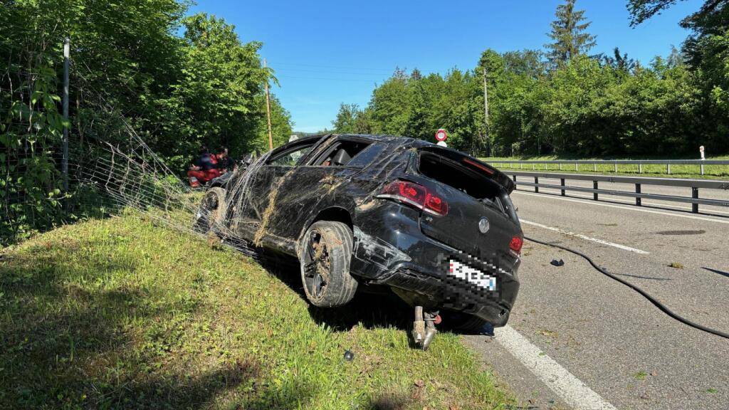 Drei Verletzte bei heftiger Kollision auf der Forchautostrasse