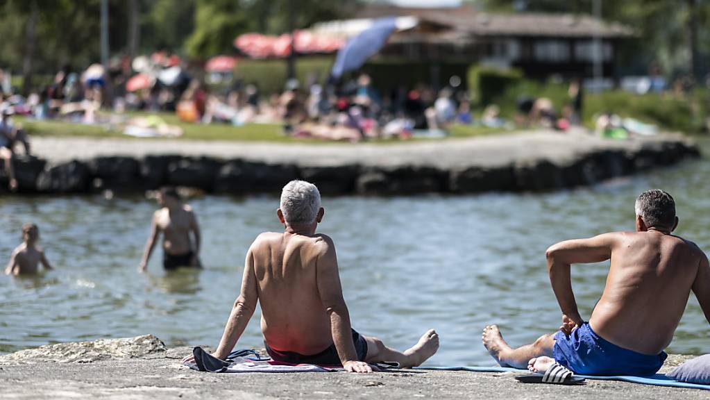 Badespass am Murtensee: Im Jahre 2019 verfügten gut 80 Prozent der Badestellen in der Schweiz über eine «exzellente» Wasserqualität. Zu diesem Schluss kommt die EU-Umweltagentur EEA in ihrem am Montag veröffentlichten Bericht zur Badewasserqualität in Europa.