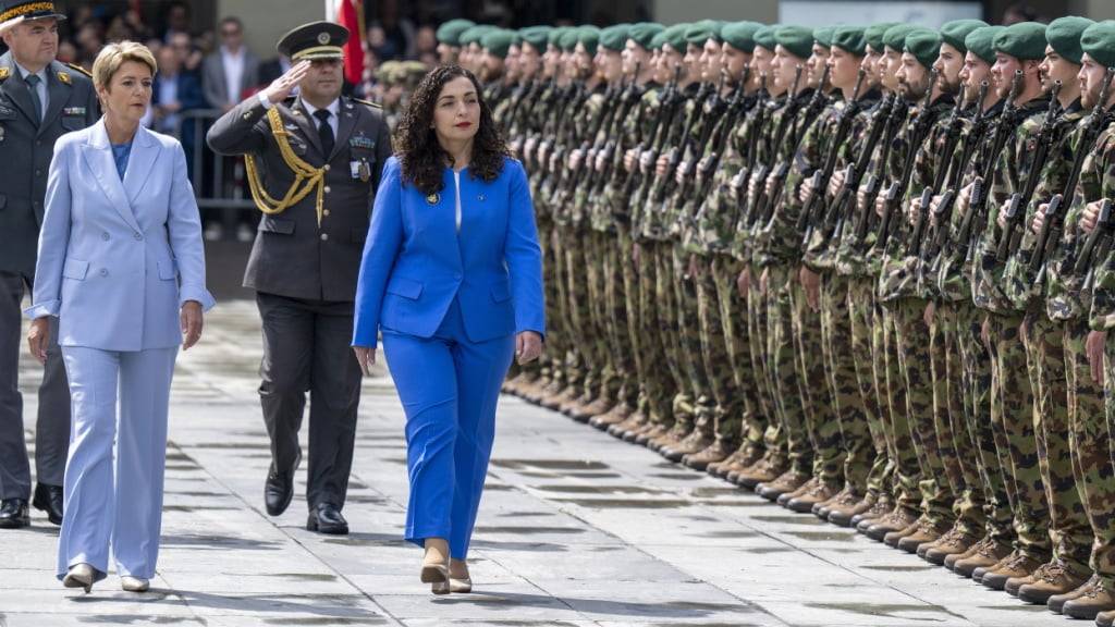 Bundespräsidentin Karin Keller-Sutter (links) und die kosovarische Präsidentin Vjosa Osmani Sadriu schreiten auf dem Bundesplatz die Ehrenformation der Armee ab.
