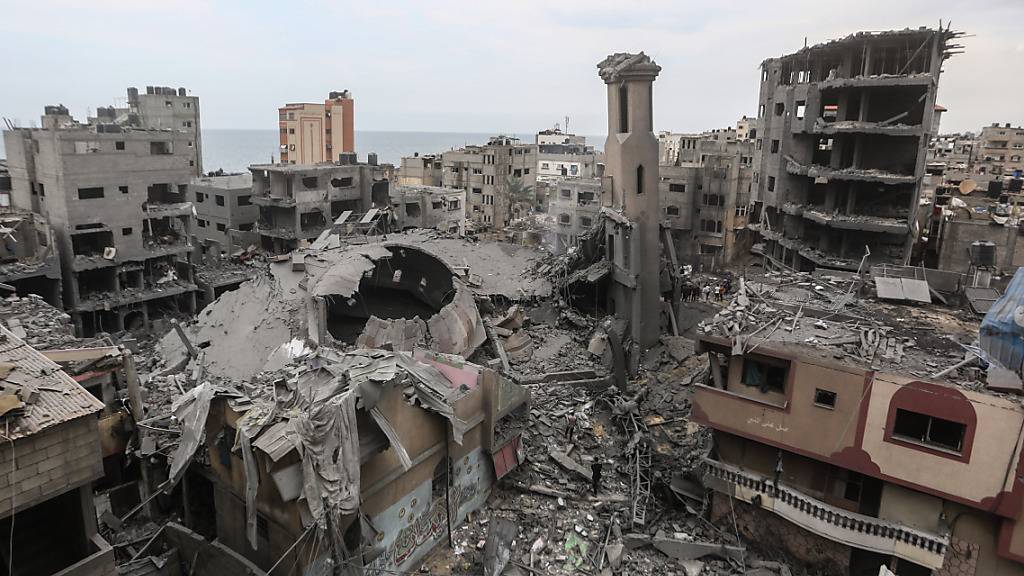 dpatopbilder - Ein Mensch steht vor den Überresten der Ahmed-Jassin-Moschee in der Stadt Gaza, die bei israelischen Luftangriffen zerstört wurde. Foto: Mohammed Talatene/dpa