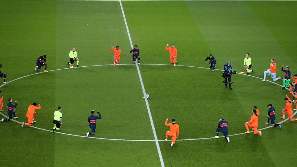 Vor der Wiederaufnahme der Partie zwischen PSG und Basaksehir Istanbul knieten die Spieler nieder und formten einen Kreis als Zeichen gegen Rassismus