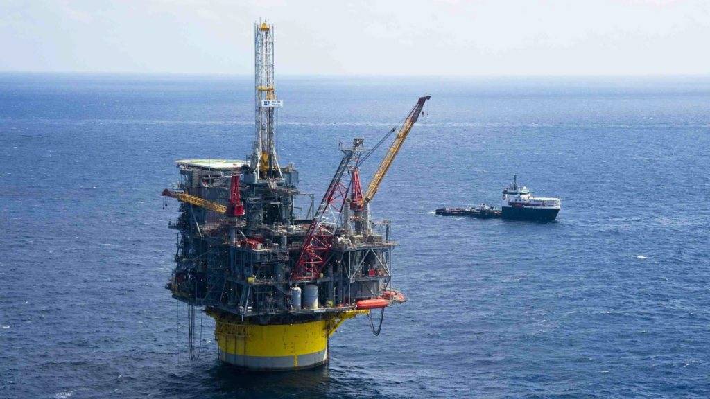 Der Ölkonzern Shell hat im dritten Quartal die niedrigeren Ölpreise zu spüren bekommen - im Bild eine Shell Ölplattform im Golf von Mexiko. (Archiv)