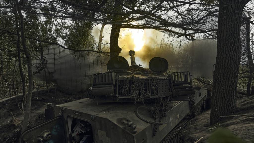Ein ukrainisches selbstfahrendes Artilleriesystem feuert auf russische Stellungen an der Frontlinie nahe Bachmut. Foto: LIBKOS/AP/dpa