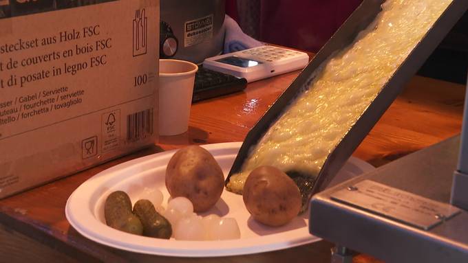Trotz sommerlichen Temperaturen wird in Luzern Raclette gegessen
