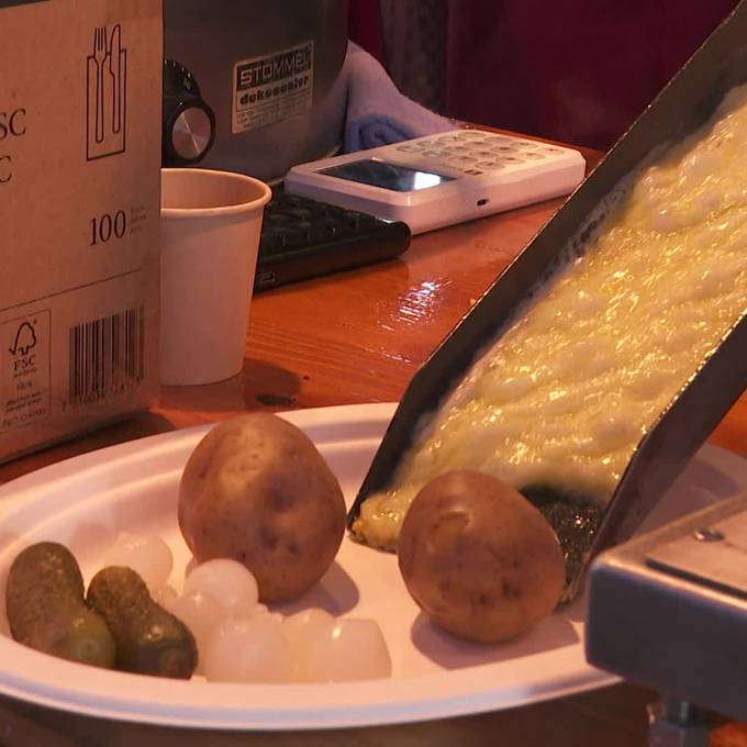 Trotz sommerlichen Temperaturen wird in Luzern Raclette gegessen