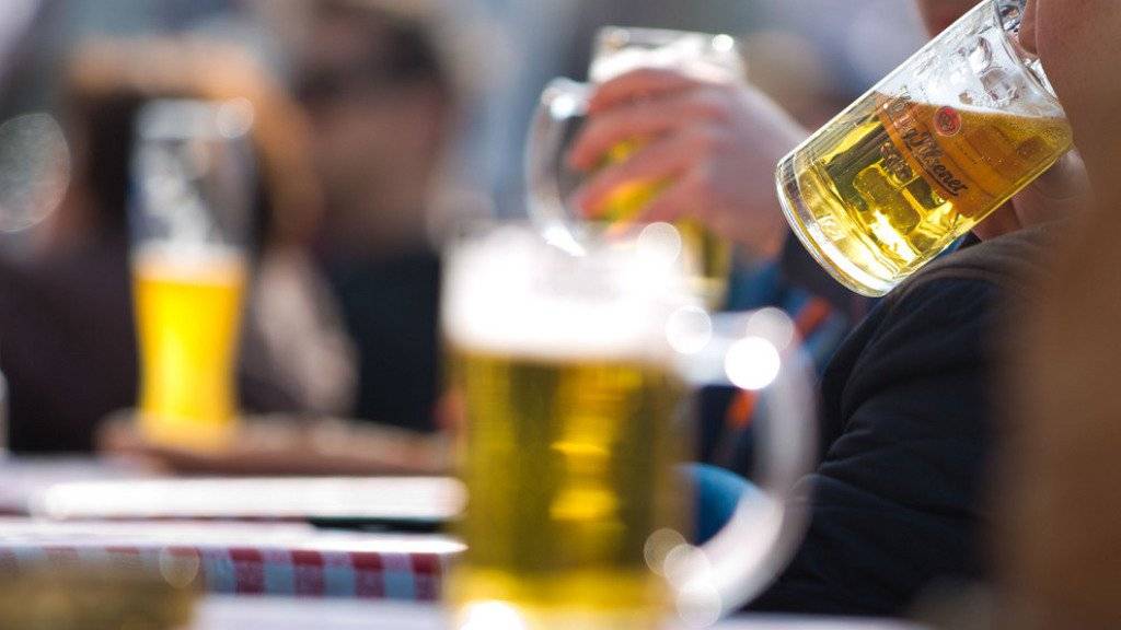 Gesundheitsrisiken bestehen schon beim Genuss von geringen Mengen Alkohol, sagt eine Studie. (Archivbild)
