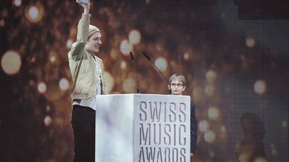 Auch Nemo kennt das Hallenstadion gut – hier im Jahr 2017 beim Gewinn eines Swiss Music Awards.