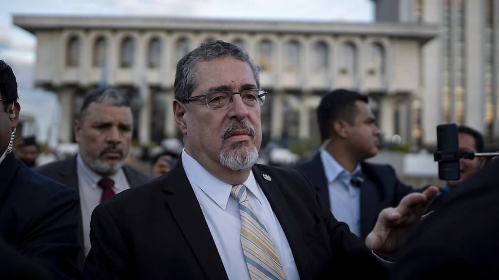 ARCHIV - Guatemalas gewählter Präsident Bernardo Arevalo geht nach einer Pressekonferenz auf dem Platz der Menschenrechte in Guatemala-Stadt. Foto: Santiago Billy/AP/dpa
