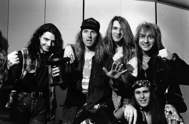 The author of this text in 1994 with the band Gotthard (from left to right: drummer Hena Habegger, producer Chris von Rohr, bassist Marc Lynn, guitarist Leo Leoni and singer Steve Lee)