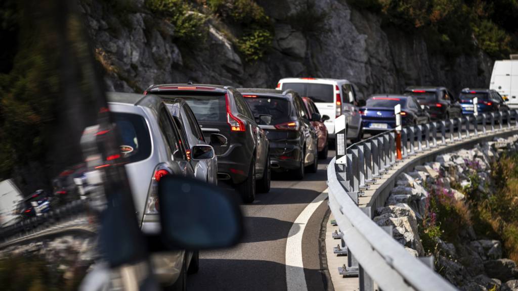 Wer im Auto von einem Nachbarland ins andere die Schweiz durchquert, soll künftig eine Transitgebühr bezahlen. Dieser Meinung sind der Ständerat und auch eine Mehrheit der zuständigen Nationalratskommission. (Archivbild)