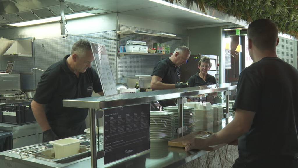 Vom umstrittenen Kauf durch die Gemeinde über eine Zwischennutzung diesen Sommer bis hin zum neuen Pächter: Mit der «Esserei» hat heute im ehemaligen «Mare» in Hochdorf ein neues Kapitel begonnen. Das Restaurant soll für die Bevölkerung wieder zum Treffpunkt werden. Zum Start vor allem über den Mittag.