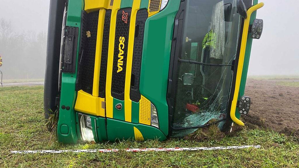Die Zuger Polizei rückte am Montagmorgen zu einem Unfall in Hünenberg ZG aus.